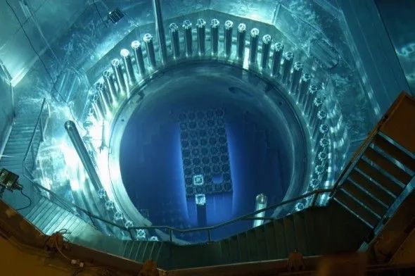 一座德国核电站反应堆内部,中间是被冷却水环绕的堆芯   www.