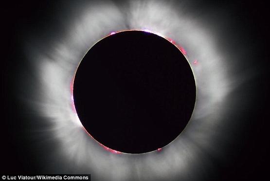 图1.1999年欧洲日食事件中，观测人员在法国拍摄到太阳日冕结构的场景，本次全食带扫过北欧与北极附近的日全食事件也是一次难度的观测机会.jpg