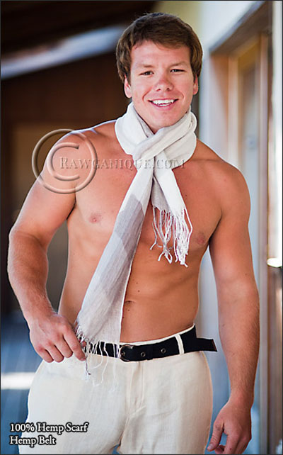 对男士来说，用一条大围巾遮盖吻痕也是一种有效且有型的方法。