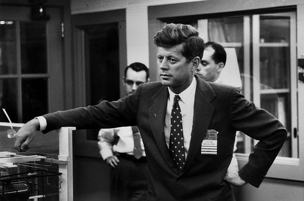 27. 后来的美国总统，时任参议员的约翰 · F · 肯尼迪参观橡树岭国家实验室，1959 年 2 月 24 日摄。（Ed Westcott/DOE）