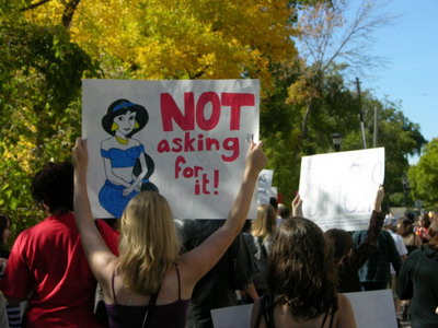 抗议者在抗议将强奸的责任归咎于受害者