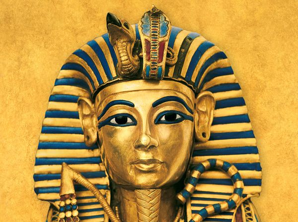 著名的图坦卡蒙法老的黄金面具，打造于3300年前，此前古埃及人已经与黄金打了至少1700年的交道。图/nationalgeographic.com