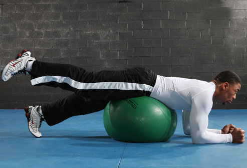 健身球辅助的抬腿动作示意图。