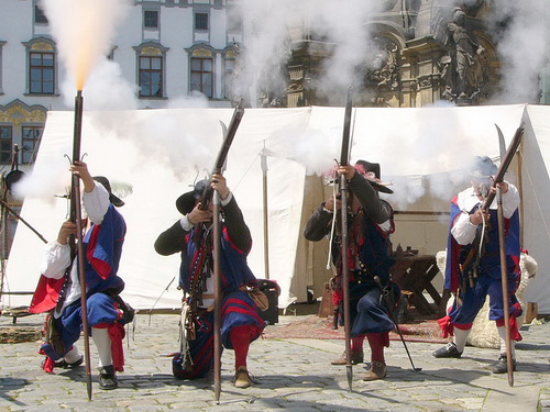 17世纪火枪手的射击姿势还原。（Wiki）