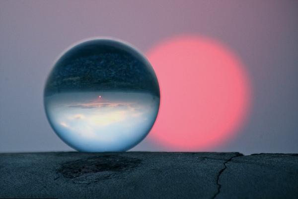 并置着的落日与水晶球好像是一对对仗工整的骈句。（图片：telegraph.co.uk）