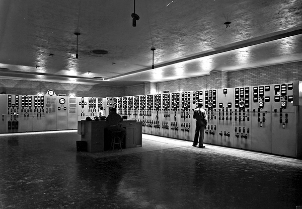 14. K-25 铀浓缩工厂内的主控室。（Ed Westcott/DOE）