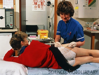 长效避孕药也有针剂，图为护士在给一名女性注射醋酸甲羟孕酮避孕针（商品名为狄波-普维拉）。 图片来源：http://www.sciencephoto.com