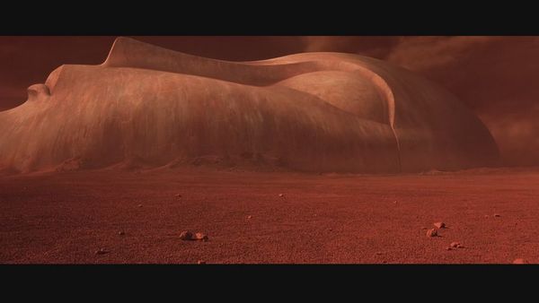 《火星任务》里，人类在火星上发现神秘人脸建筑。