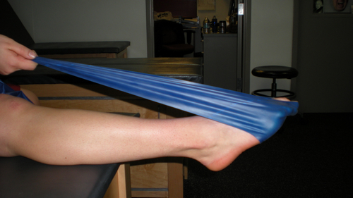 踝关节做跖屈运动（绷平脚面），同时将弹力带沿反方向牵拉。图片来自：active.com。