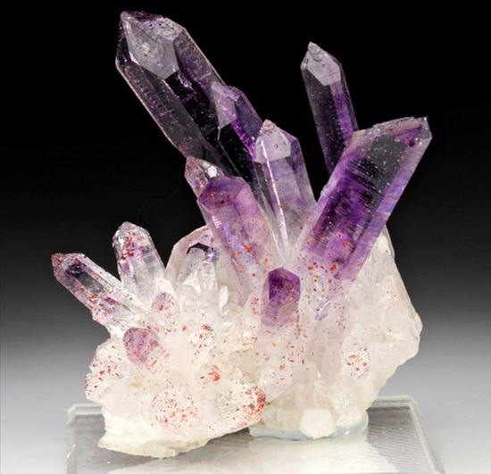 紫水晶的名字amethyst来源于古希腊语amethustos，意思是“不醉”，迷信的古希腊人相信用紫水晶杯饮酒可以千杯不醉。图：minfind.com