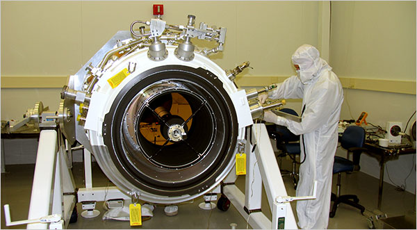 研究人员在检测 WISE 望远镜 （图片：NASA / Berkeley Labs）