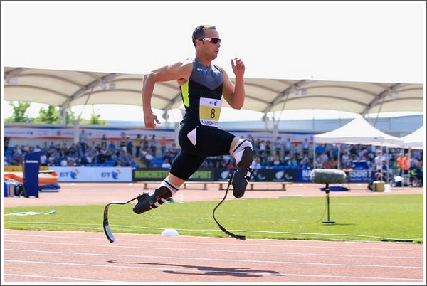 南非运动员奥斯卡•皮斯托留斯（Oscar Pistorius）。在本届伦敦奥运会上，皮斯托留斯将用两条人造碳纤维腿，跟其他四肢完好的运动员一同在男子 4×400 米接力赛的跑道上共同竞技。（图片：mirror.co.uk）