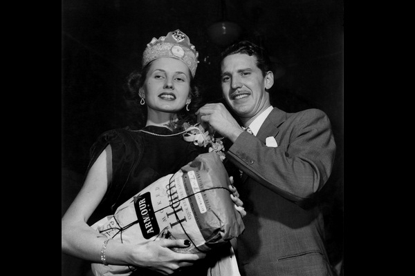 21. 1947 年的 “橡树岭小姐” 获得了 20 磅（大约 9 千克）的火腿，要用双手才能抱得住。（Ed Westcott/DOE）