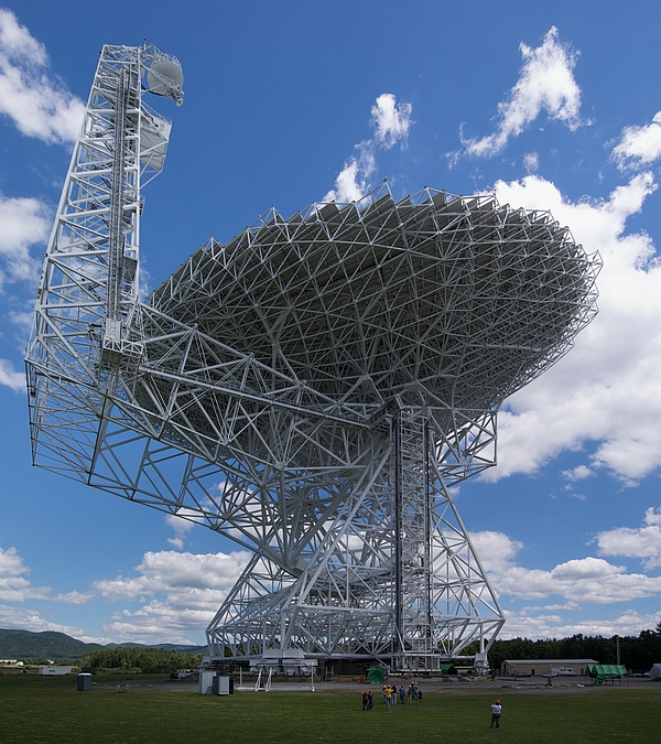 目前世界上最大的可移动射电望远镜，绿岸射电望远镜（The Robert C. Byrd Green Bank Telescope，GBT）。该望远镜约 43 层楼高，直径 110 米，望远镜的反射面由 2000 多块小反射板拼接而成，整个系统使用了精密的自动控制技术，它同时也是当年最早用来搜寻外星人信号的射电望远镜。绿岸位于人烟稀少的弗吉尼亚州边界，周围的群山是天然的无线电波屏障。为了排除一切可能的干扰，一丝微波，汽车发动机的一个火花在这片区域内都是绝对禁止的（mwvastronomy.net）