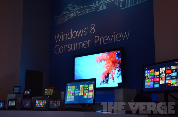 微软在发布会上展示的大量Win8设备，台式机、平板和笔记本电脑