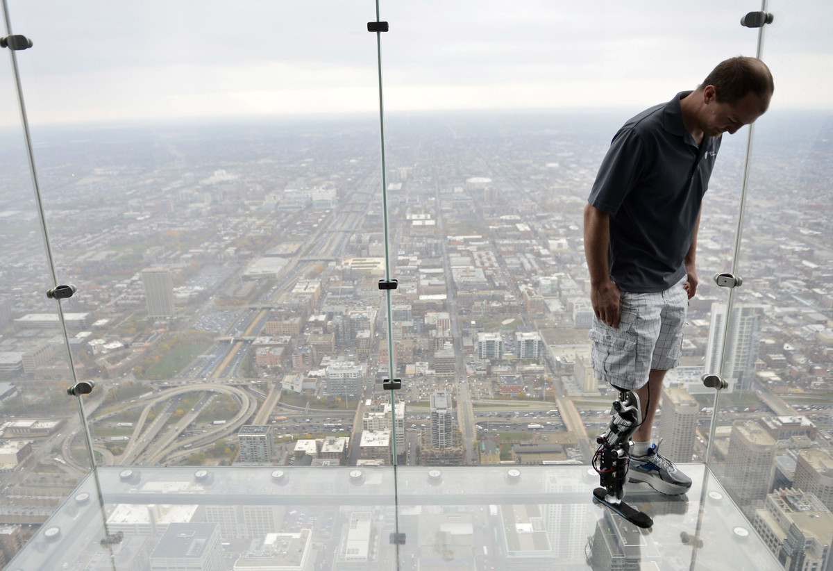 沃特站在芝加哥威利斯大厦的最顶层，图片来自AP
