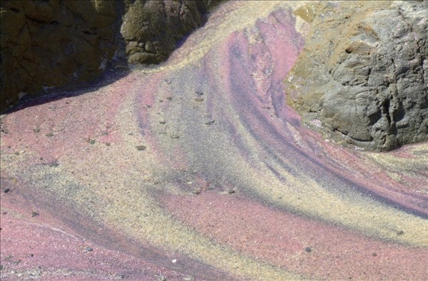 Pleitiffer海滩拥有独特的彩色相间花纹，其紫色来源于岩层中的含锰石榴石。图:Simon Bisson/flickr