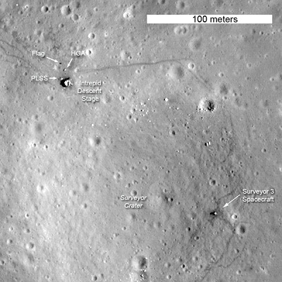阿波罗12号着陆点近照，可见国旗阴影。右下角是无人探测器“勘测者3号”。