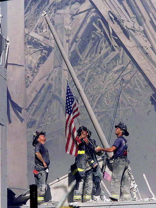 9•11当天，三名消防员从世贸大厦的废墟中升起一面美国国旗。这一画面为摄影师Thomas E. Franklin捕捉到，激发了无数美国人的爱国情感。