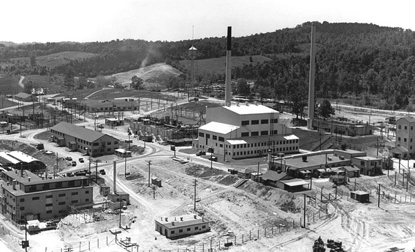 22. 橡树岭 X-10 石墨反应堆，1947 年。X-10 是世界第二座人工核反应堆（第一座为恩里科·费米在芝加哥大学设计建造的 “芝加哥堆”（Chicago Pile），也是第一座设计出来并制造用于连续运转的核反应堆。（DOE）