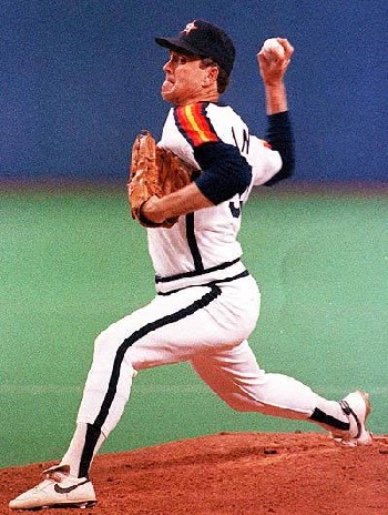 诺兰·瑞恩(Nolan Ryan)1974年投出了时速高达162.38千米的投球,打破了吉尼斯世界纪录中人类最快投球记录。图片:sportscollectorsdigest.com