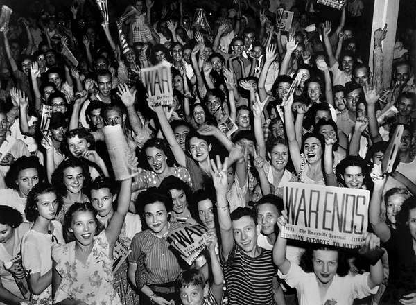 19. 二战对日本胜利日，橡树岭市中心杰克逊广场上的欢庆景象。当第一枚原子弹于 1945 年 8 月 6 日投在日本国土，橡树岭的人们通过新闻报道才了解到他们此前一直为之劳作的目的何在。（Ed Westcott/DOE）
