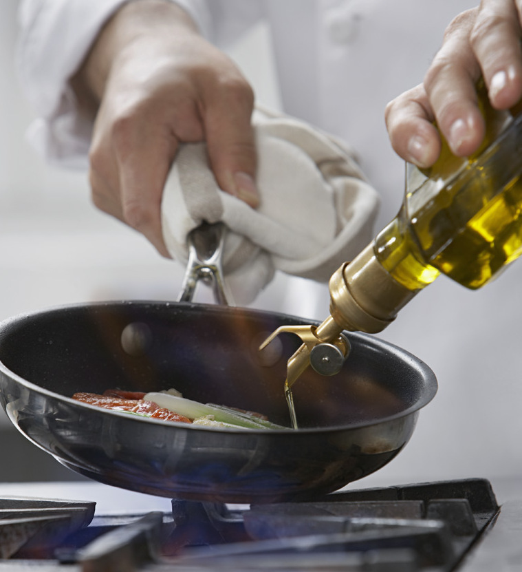 用来炒菜的话，其实橄榄油并不比其他常见的植物油有多少优势。