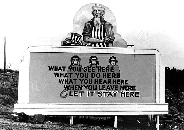 5. 橡树岭的一幅告示牌，文字意为 “在这里看见的，在这里做过的，在这里听到的，当你离开时， 都让它留在这里。”1943 年 12 月 31 日摄。（Ed Westcott/DOE）