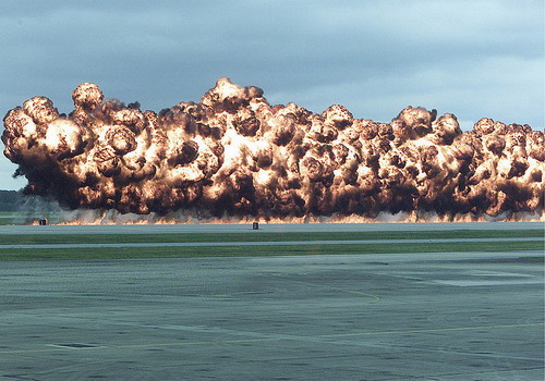 燃烧弹爆炸模拟画面。（图：Wiki）