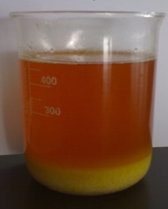 毛油加入磷酸和热水后，底部黄色的那层是析出来的磷脂