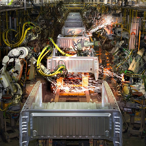 福特汽车公司整车自动化装配生产线上的激光焊接机器人，摄于 2009 年（图片来源：Car Culture/Corbis）