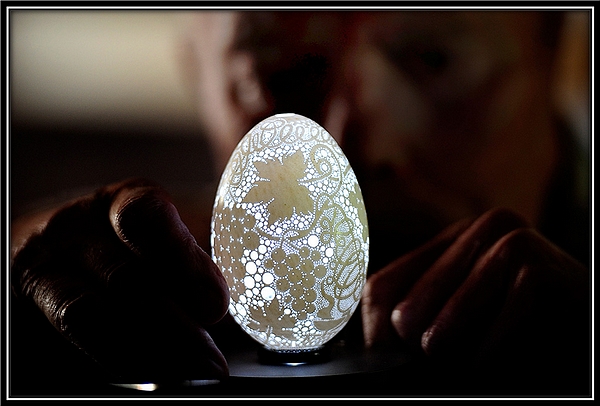 2011 年 4 月 22 日，时年 70 岁的弗兰克 · 格罗姆，向公众展出了自己的蛋壳雕刻作品。图为一颗钻有 2 万多个小洞的复活节特制蛋雕。（Hrvoje Polan/AFP）