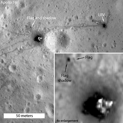 阿波罗16号着陆点近照，可见国旗阴影。右侧可见月球车。
