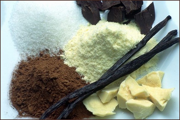 制作巧克力的基本配料：白砂糖、可可粉、奶粉、可可脂（chocosuisse.ch）