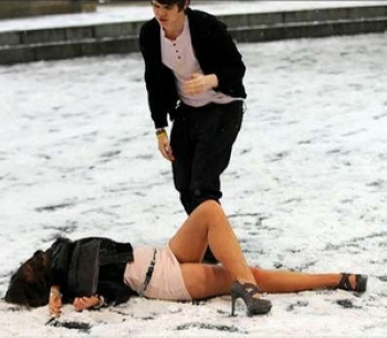 醉倒在雪地中的女士。图片来自：http://pic.people.com.cn/GB/166071/166074/10694366.html