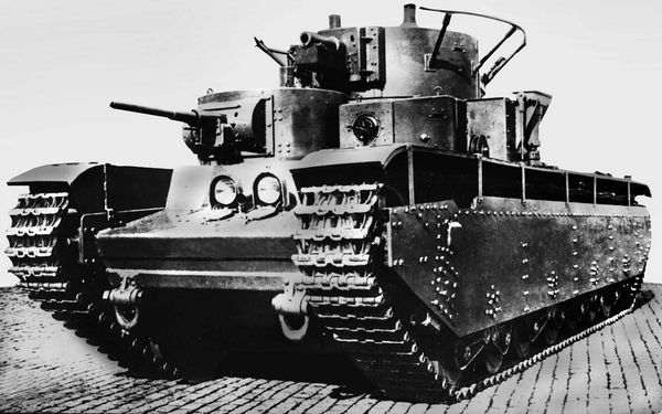苏联T-35，实际存在的多炮塔坦克。