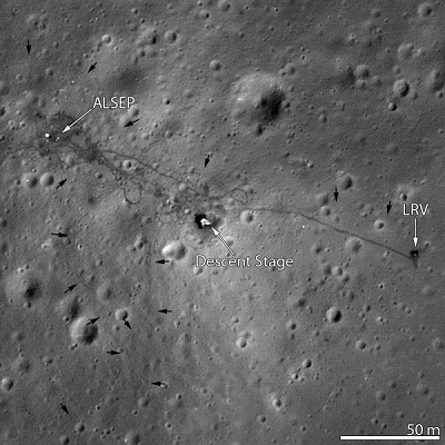 阿波罗15号着陆点近照。右侧可见月球车。