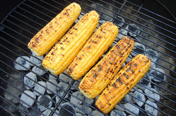 作为鲜食玉米，甜玉米和糯玉米都适合作烧烤用。 图/tigtag.com