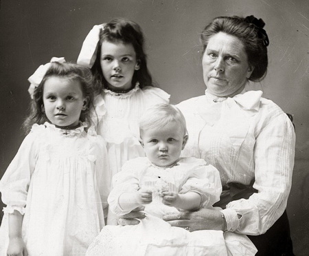冈尼斯和她的孩子们（图：wsbt.com）。