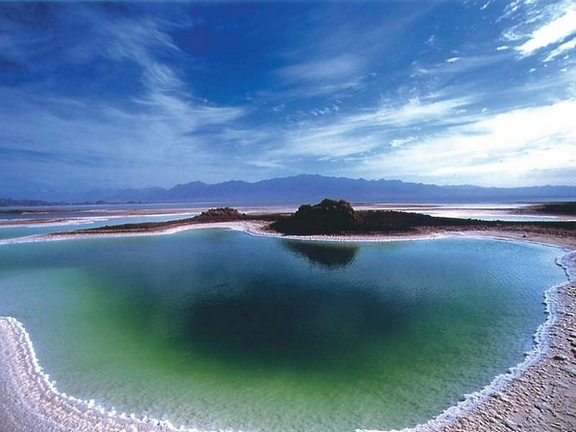 中国青海茶卡盐湖。浓郁的青蓝色得益于盐湖那令海水都望而却步的含盐度。