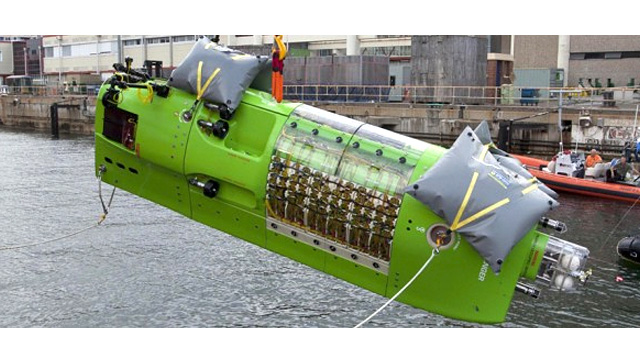 在有些人看来，绿色是海洋的不祥之色。不过，卡梅隆的潜艇正是鲜艳的绿色。