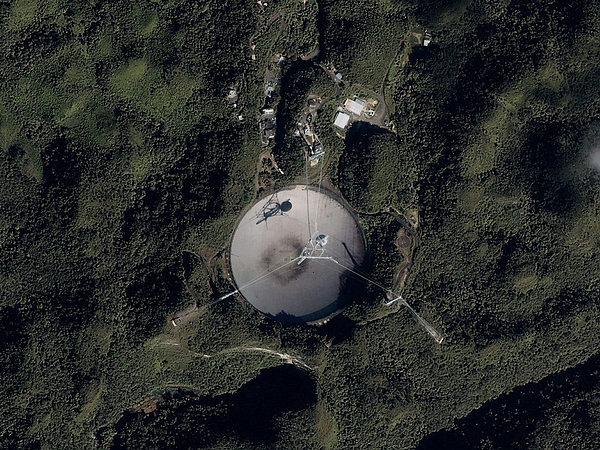 位于波多黎各岛的阿雷西沃山谷中的阿雷西博天文台（Arecibo Observatory），这是世界上最大的单面口径电波望远镜，直径达 350 米，由康奈尔大学管理。阿雷西博望远镜是固定望远镜，不能转动，只能通过改变天线溃源的位置扫描天空中的一个带状区域（boinc.us）