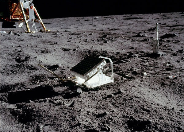 阿波罗11号在月面安放的反射镜。